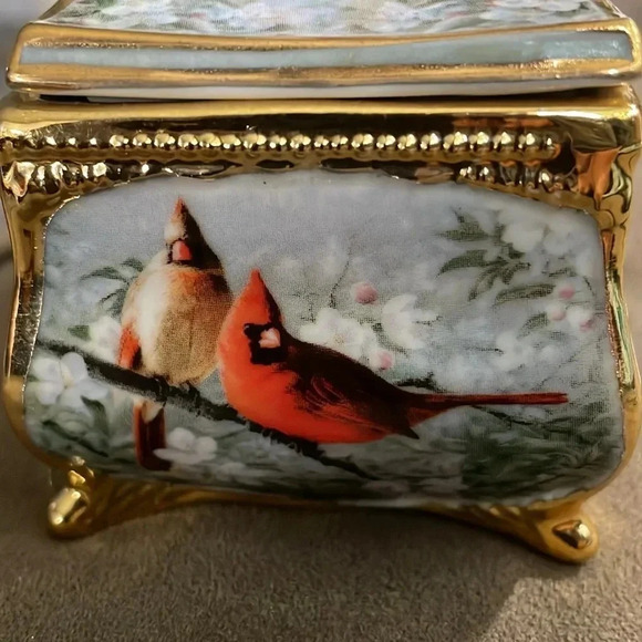 The Bradford Exchange songbird Serenade Heirloom porcelain music box - Picture 4 of 9